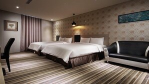 Una habitación de hotel con dos camas, un escritorio, una silla y un sofá.