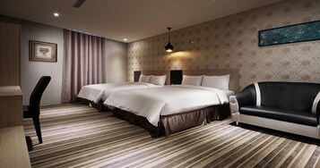 豪華四人房 | 羽絨被、書桌、免費無線上網、床單