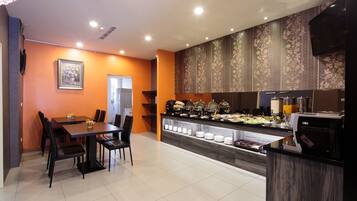 Free daily buffet breakfast