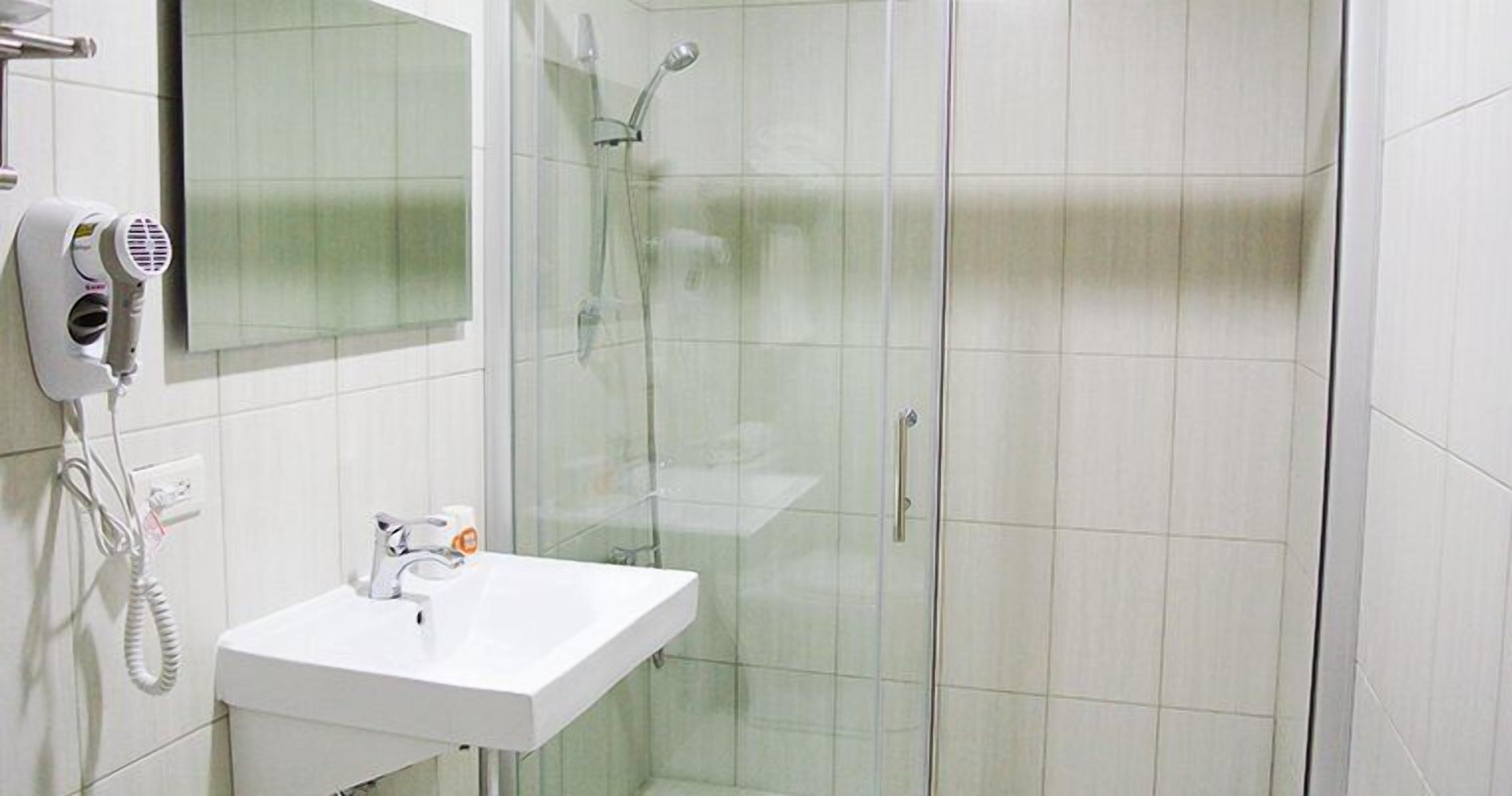 standard double room | bathroom | shower, free toiletries, hair dryer, slippers