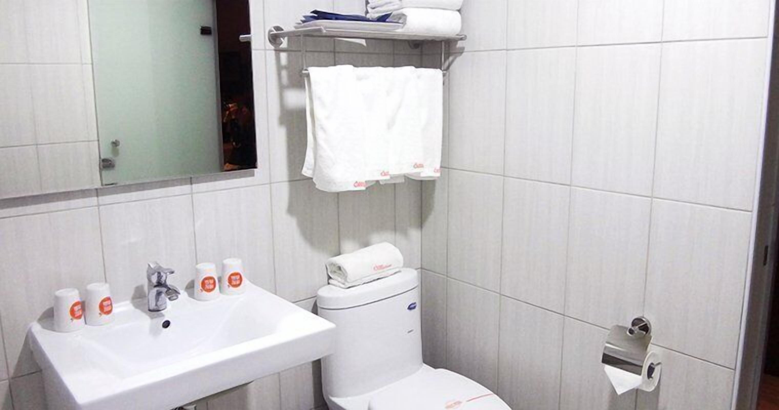 business double room | bathroom | shower, free toiletries, hair dryer, slippers