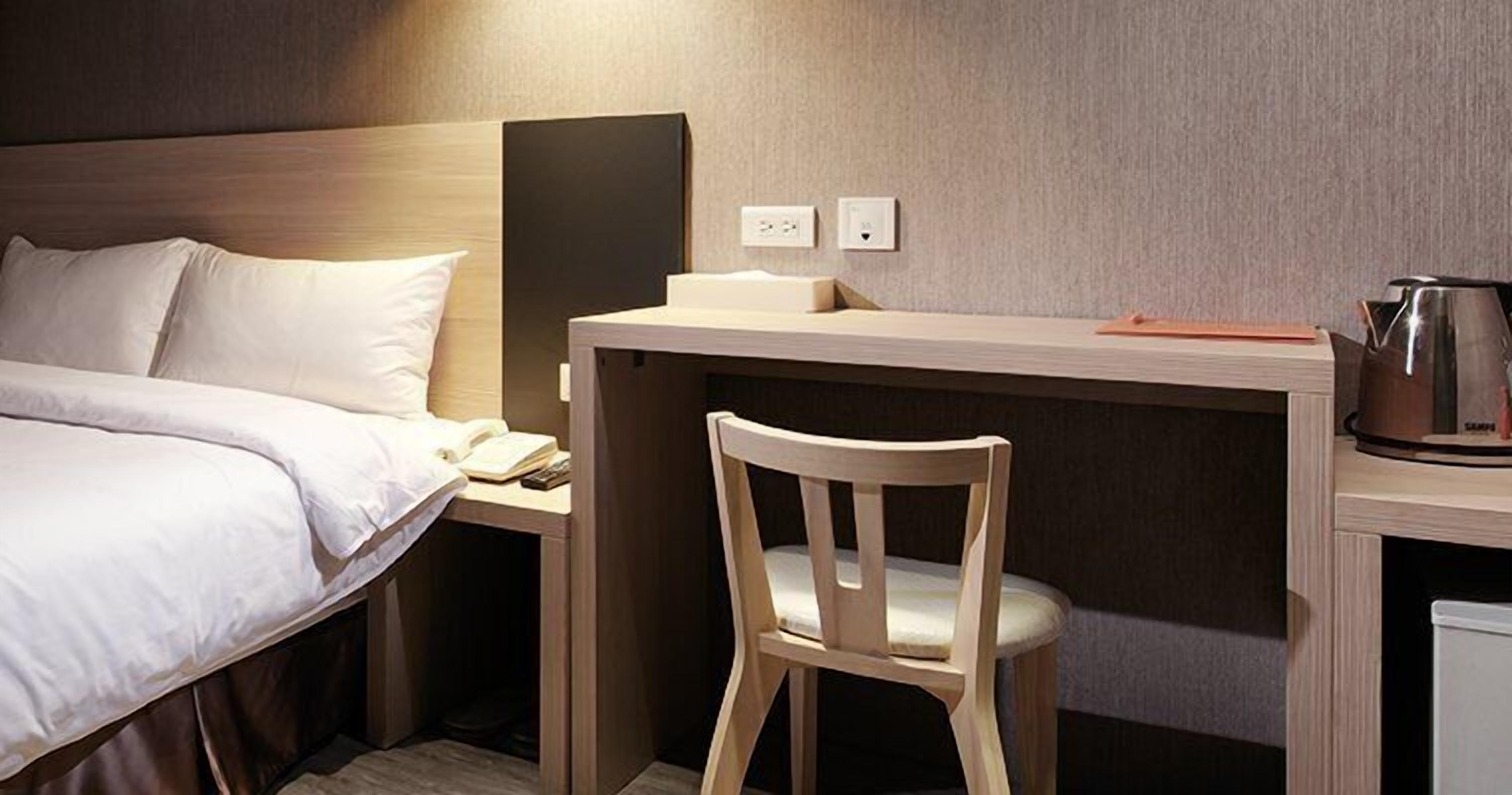 business double room | down duvets, desk, free wifi, bed sheets