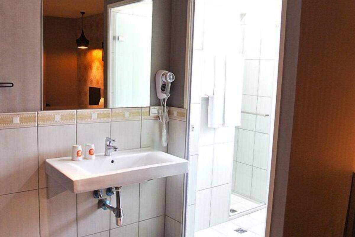 standard double room | bathroom | shower, free toiletries, hair dryer, slippers