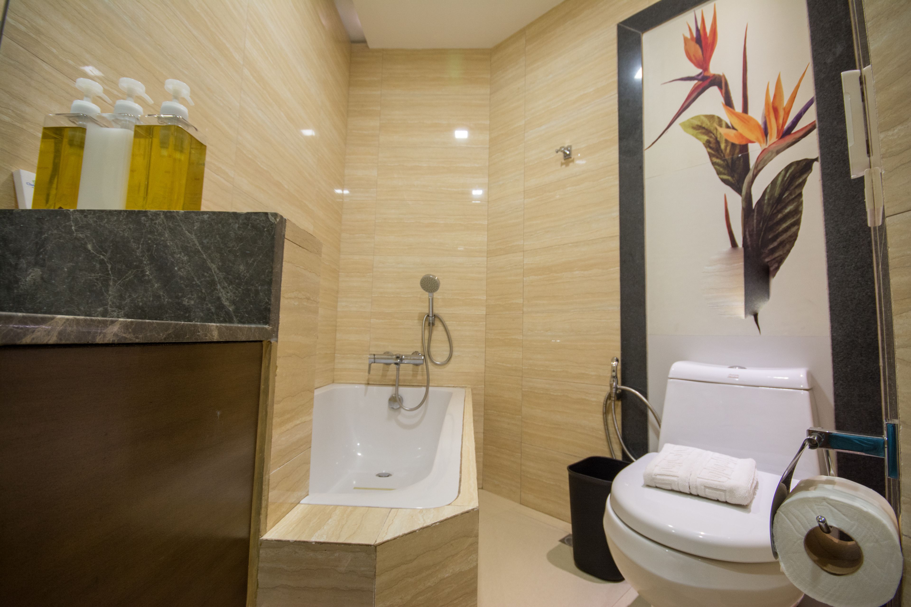 Une salle de bain moderne équipée d’une baignoire, de toilettes et d’un lavabo.