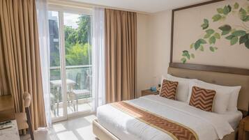 Deluxe Room with Pool View | Minibar, in-room safe, desk, laptop workspace