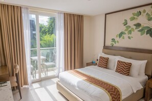 Dobbeltrom – deluxe, bassengutsikt | Minibar, safe på rommet, skrivebord og skrivebord for bærbar PC