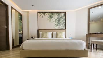Premiere Room | Minibar, in-room safe, desk, laptop workspace
