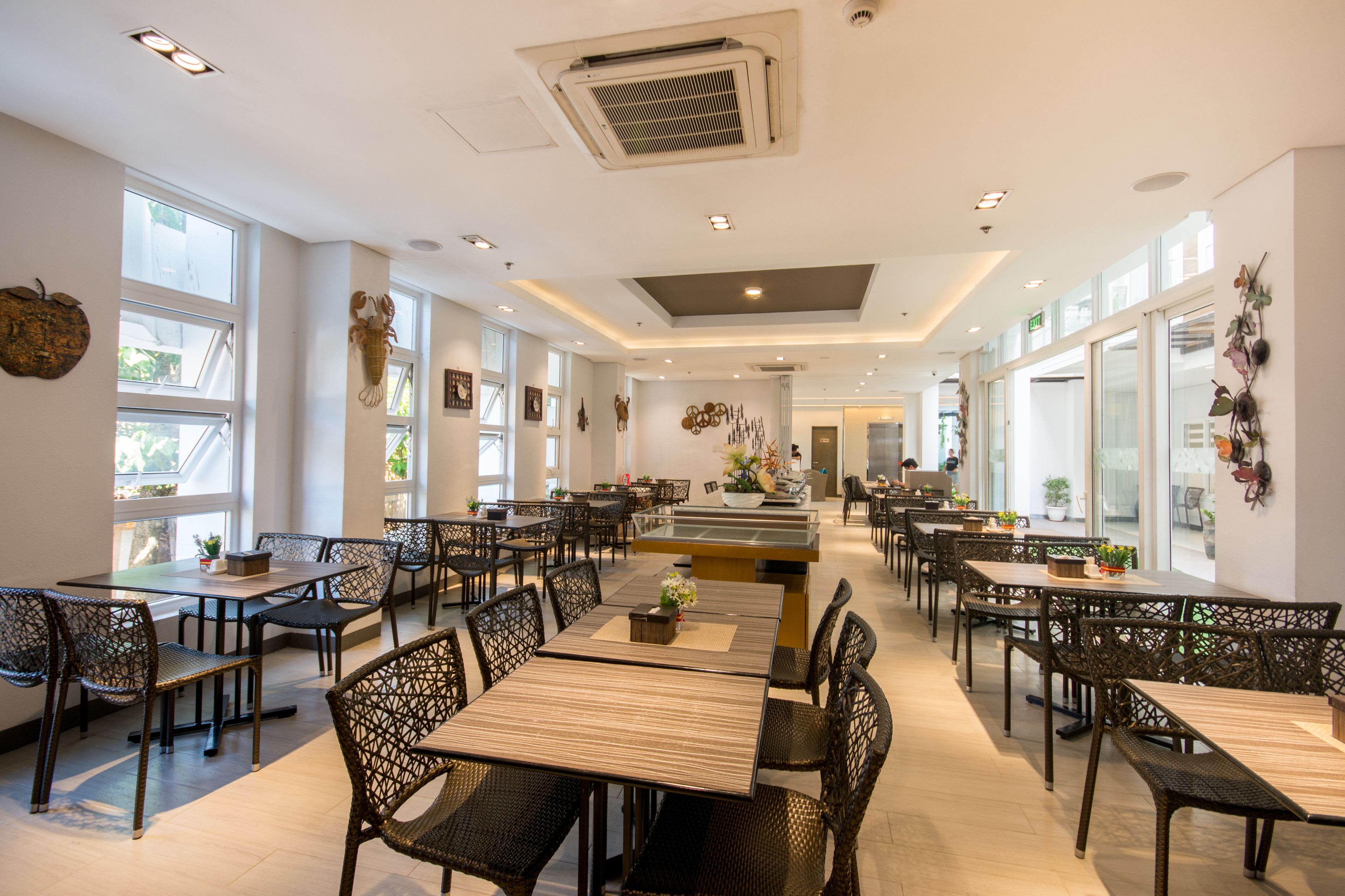 2 restaurants, breakfast, lunch, dinner served; international cuisine