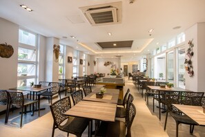 2 restaurants, breakfast, lunch, dinner served; international cuisine - Boracay Haven Suites (Boracay Island)