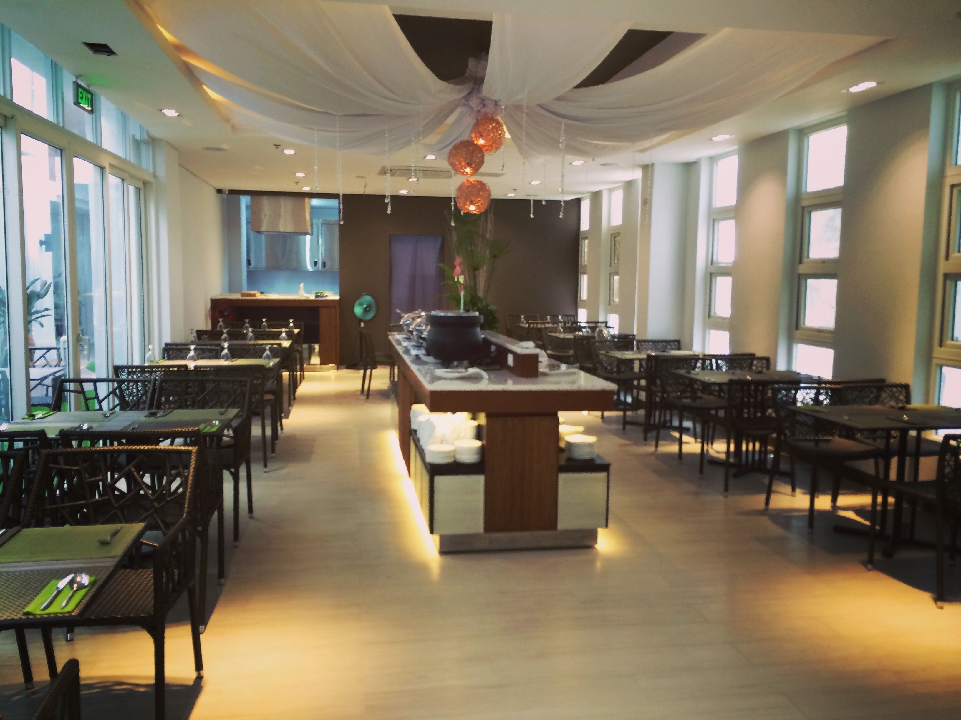 2 restaurants, breakfast, lunch, dinner served; international cuisine