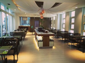 2 restaurants, breakfast, lunch, dinner served; international cuisine  - Boracay Haven Suites (Boracay Island)