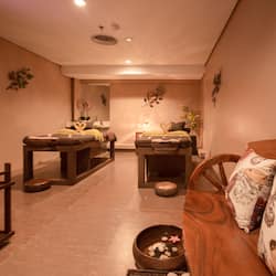 Sauna, body scrubs, reflexology, 4 treatment rooms