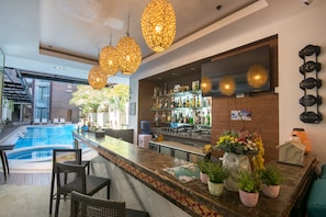 Poolside bar - Boracay Haven Suites (Boracay Island)