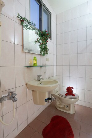Doppia Standard | Bagno | Vasca da bagno a immersione totale, set di cortesia gratuito