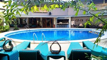 Een buitenzwembad, open van 07.00 uur tot 22.00 uur, en ligstoelen