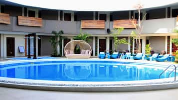Kolam renang outdoor, dengan kursi berjemur
