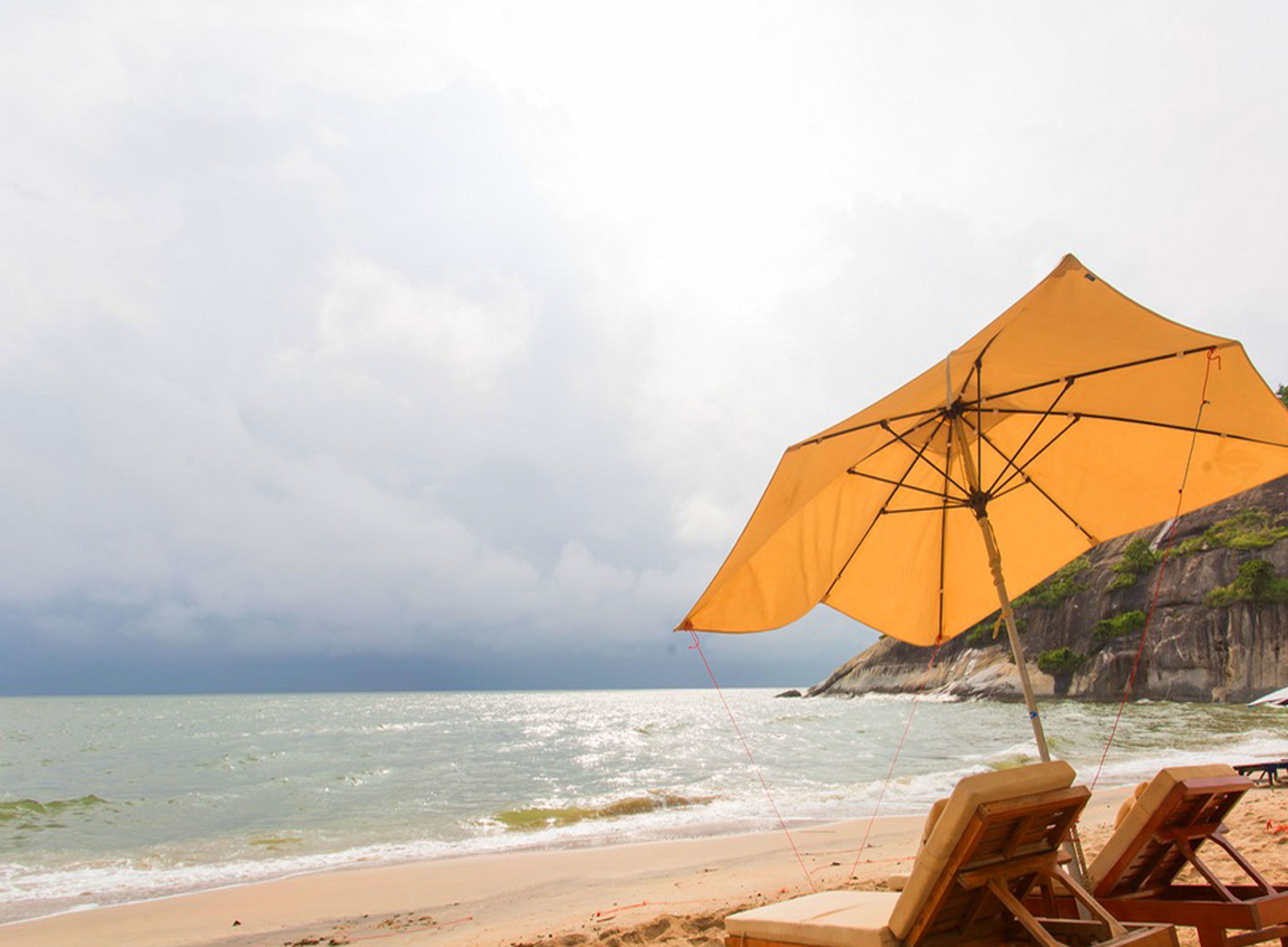 Di pantai, antar-jemput gratis ke pantai, dan kursi berjemur