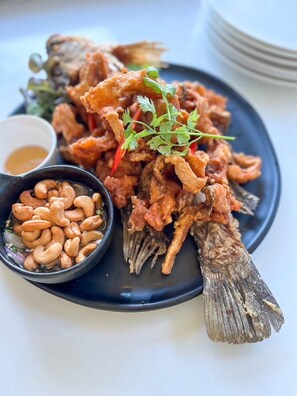 供应早餐、午餐和晚餐，国际美食，海滩景观