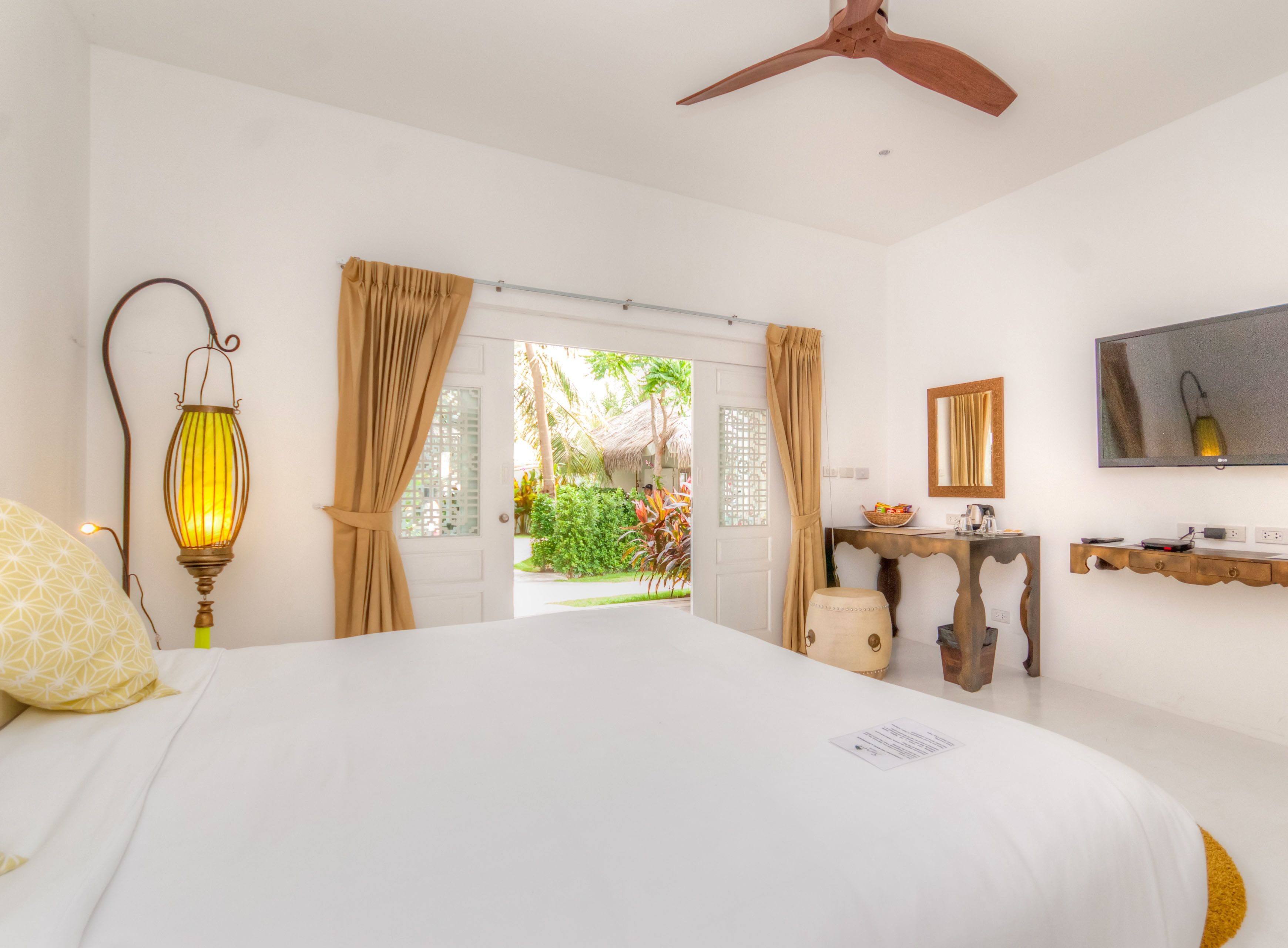 Pet Room Friendly | Minibar, in-room safe, desk, blackout drapes