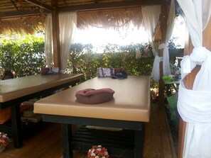 Aromaterapiaa, thai-hierontaa, refleksologiaa