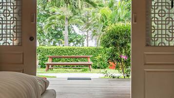 Sea View | Minibar, in-room safe, desk, blackout drapes