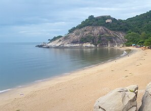 Rannalla, ilmaiset rantakuljetukset, aurinkotuoleja, aurinkovarjoja