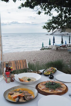 供应早餐、午餐和晚餐，国际美食，海滩景观