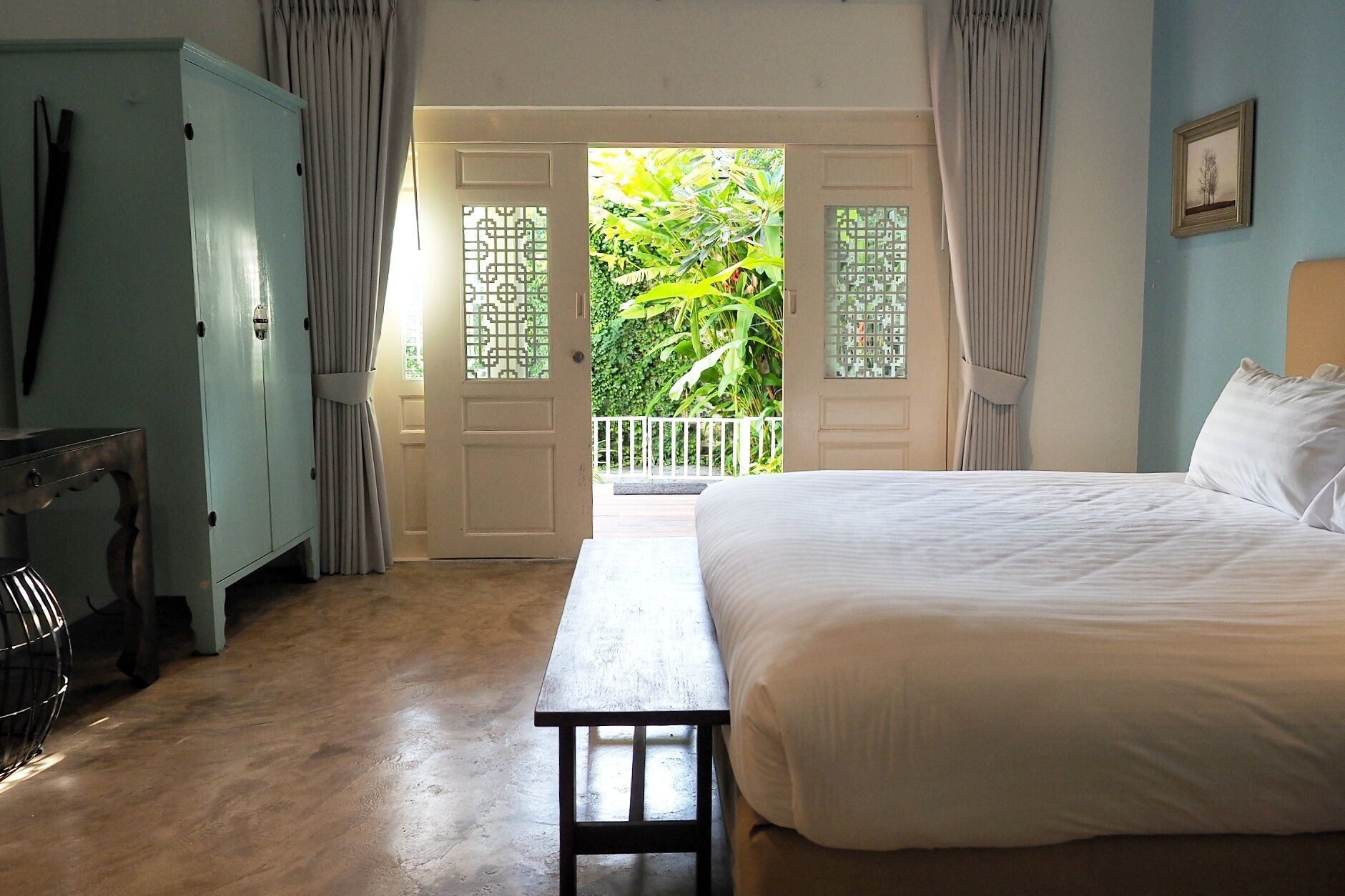 Garden View | Minibar, in-room safe, desk, blackout drapes