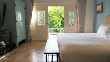 Garden View | Minibar, in-room safe, desk, blackout drapes