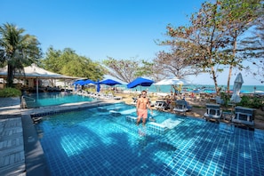 Outdoor pool, pool umbrellas, pool loungers - Sanae Beach Hua Hin  (Hua Hin)