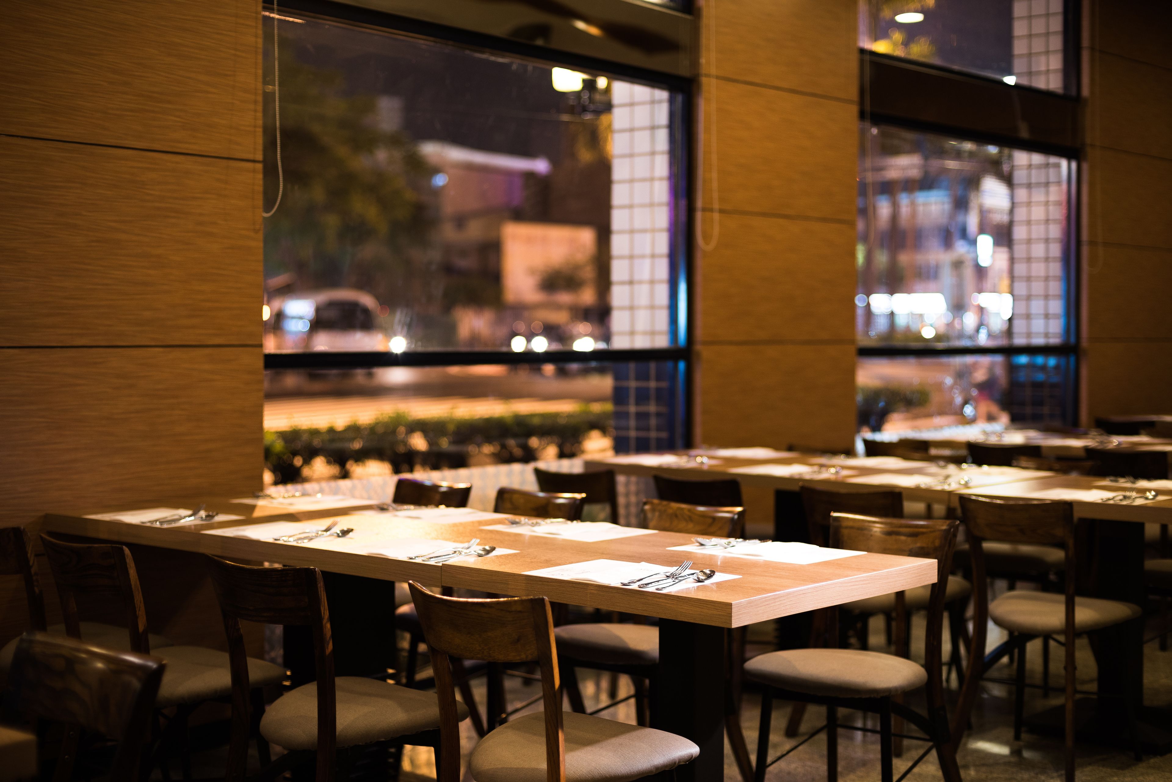 2 restaurants, breakfast, lunch, dinner served; international cuisine