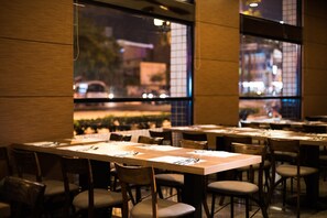 2 restaurantes; se sirve desayuno, almuerzo y cena
