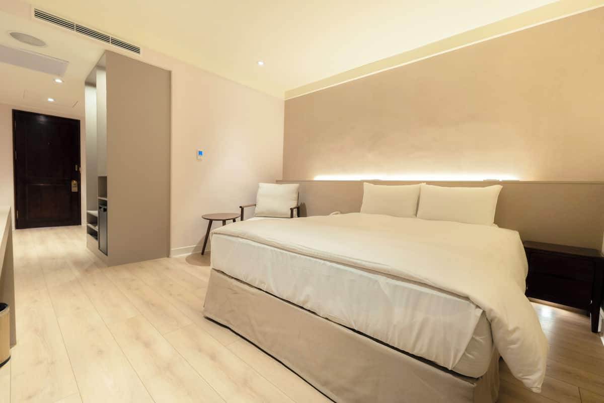 1 bedroom, desk, blackout curtains, cots/infant beds