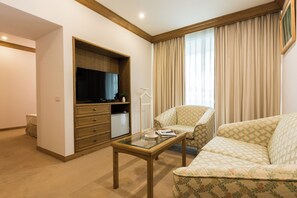Accessible Universal Suite | Living room | 50-inch LED TV with satellite channels - Hotel Tainan (Tainan)