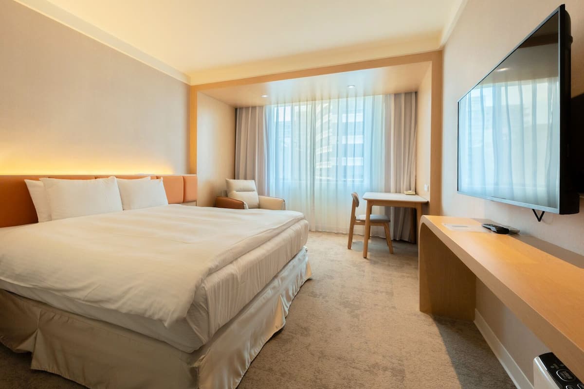 1 bedroom, desk, blackout curtains, cots/infant beds