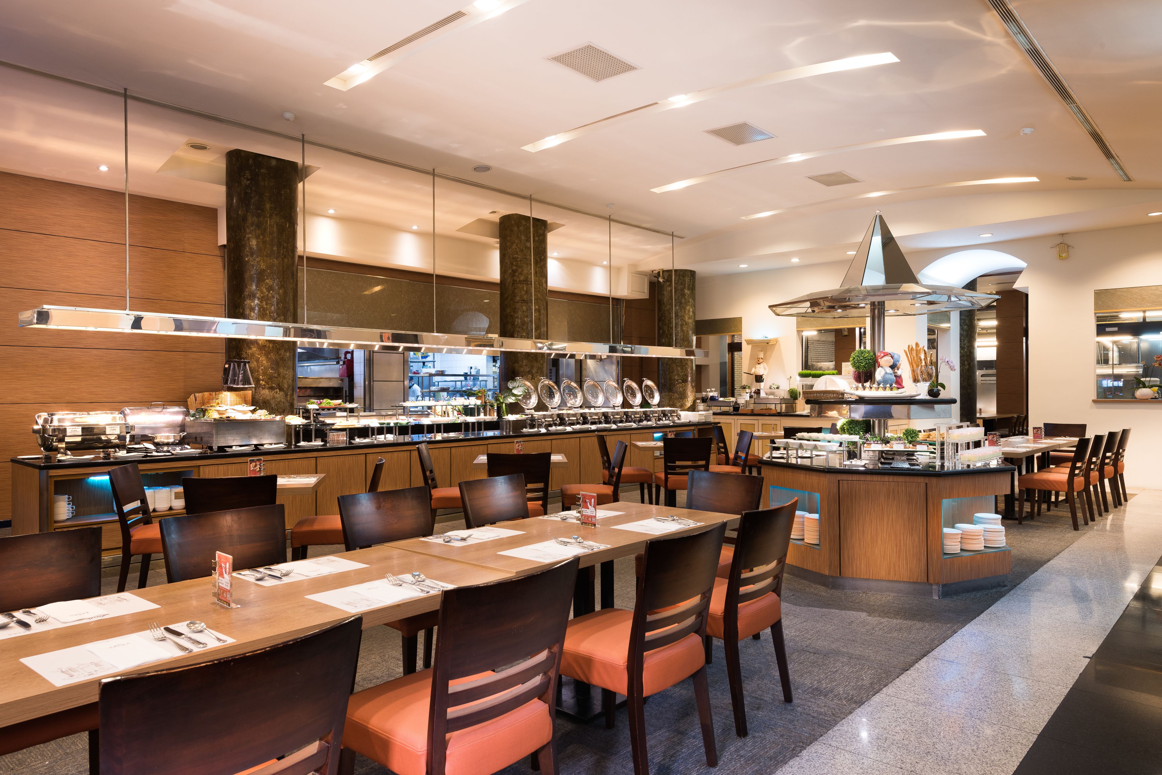 2 restaurants, breakfast, lunch, dinner served; international cuisine