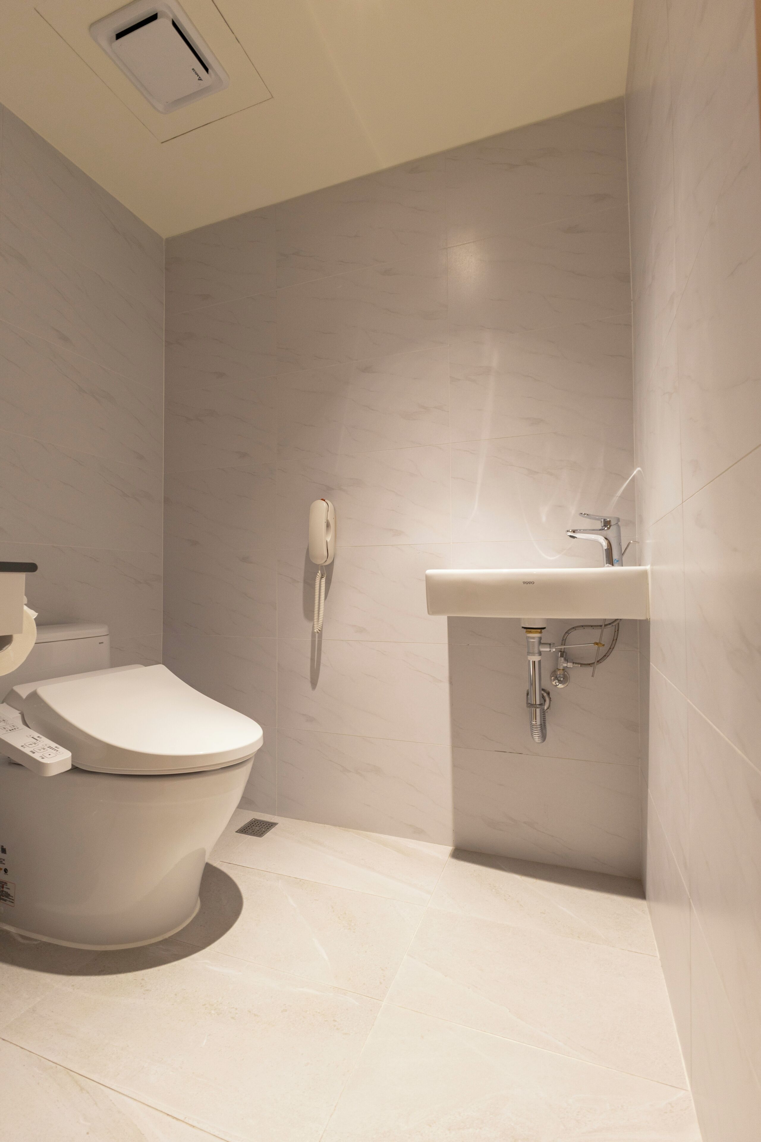 grand suite | bathroom | combined shower/bathtub, deep-soaking bathtub, hair dryer, slippers