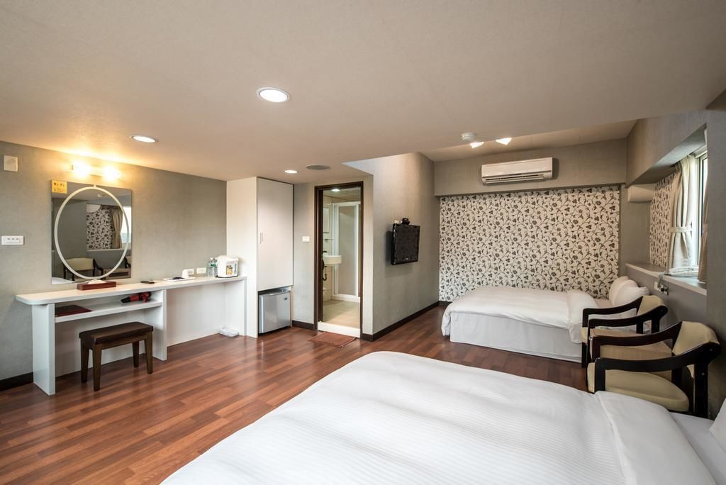 Habitación cuádruple básica, para no fumadores | Minibar, escritorio, cortinas blackout y insonorización 