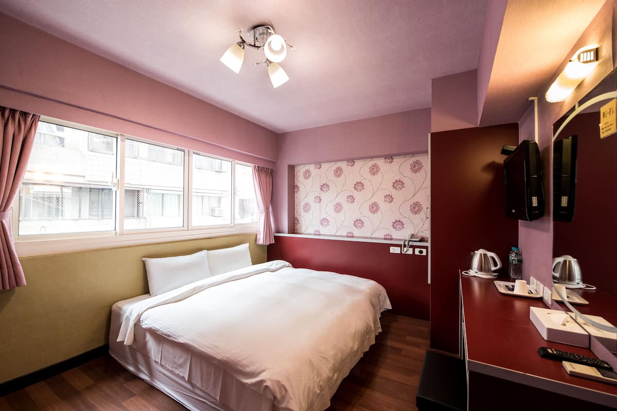Quarto casal básico, 1 cama Queen, para não fumantes | Frigobar, escrivaninha, cortinas blackout, quartos à prova de som