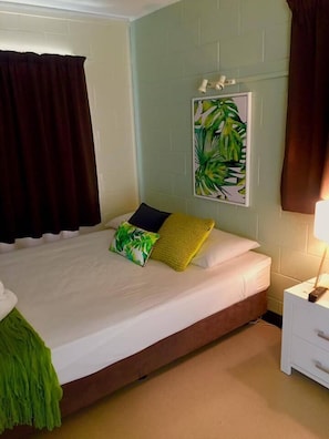 Quarto standard | Roupas de cama antialérgicas, ferros/tábuas de passar roupa