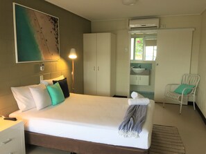 Hypo-allergenic bedding, iron/ironing board, free WiFi, bed sheets - Cardwell at the Beach (Cardwell)