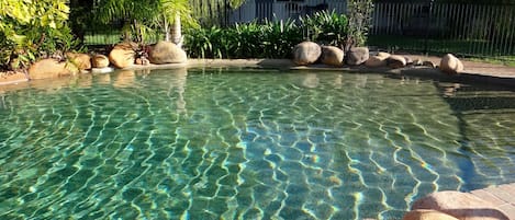 Piscine extérieure, chaises longues