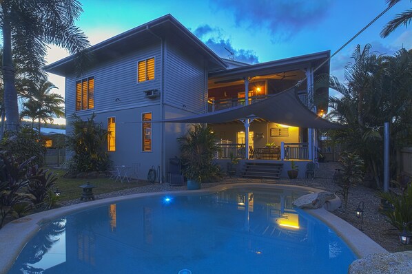 Outdoor pool - Driftwood Bed and Breakfast (Mission Beach)
