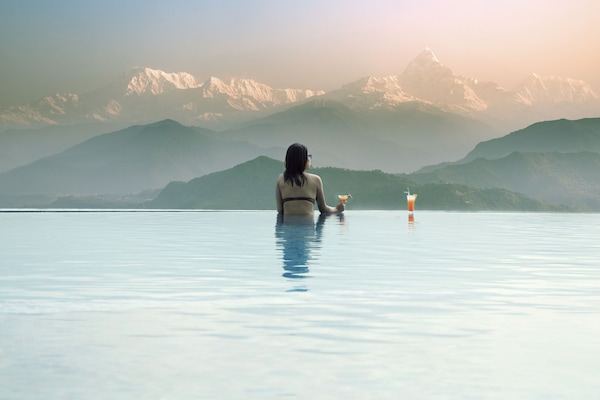 Kolam renang terbuka, kolam infiniti, payung kolam, kerusi lepak pantai