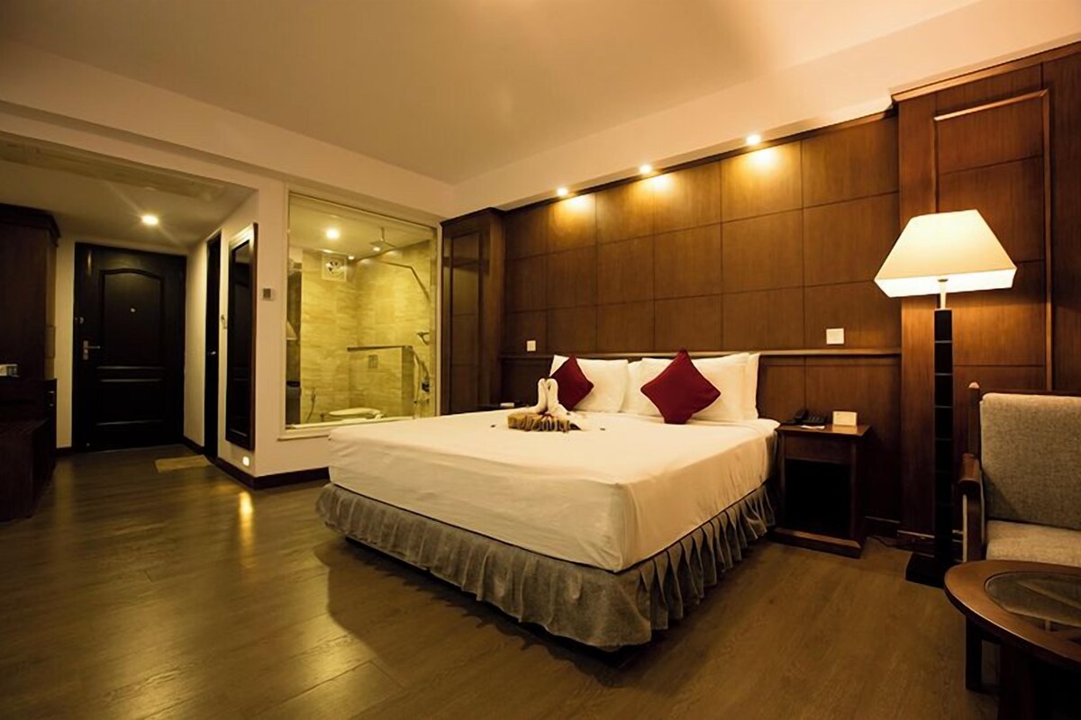Premium bedding, free minibar items, in-room safe, desk