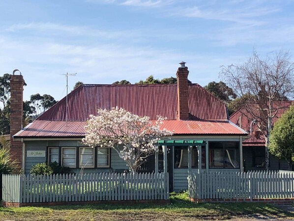 Exterior - Kerrellie Cottages (Strahan)