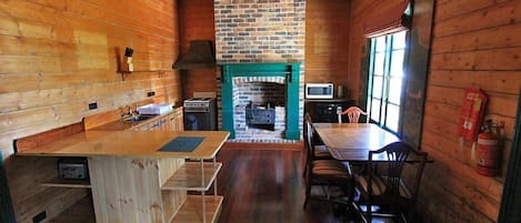 Casa de campo, 2 habitaciones, chimenea (The Police Superintendents Cottage) | Cocina privada | Refrigerador, microondas, parrilla de estufa y tetera eléctrica