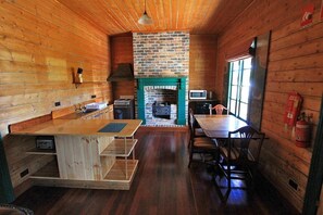 Småhus, 2 soverom, peis (The Police Superintendents Cottage) | Eget kjøkken | Kjøleskap, mikrobølgeovn, kokeplater og vannkoker