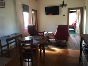 Ferienhaus, 1 Queen-Bett | Wohnbereich | Flachbildfernseher, Kamin
