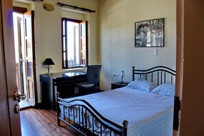 Panoramic Villa, 2 Bedrooms, Non Smoking, Oceanfront (Mountain View, Monastery View) - La casa d'Irene (Nisyros)
